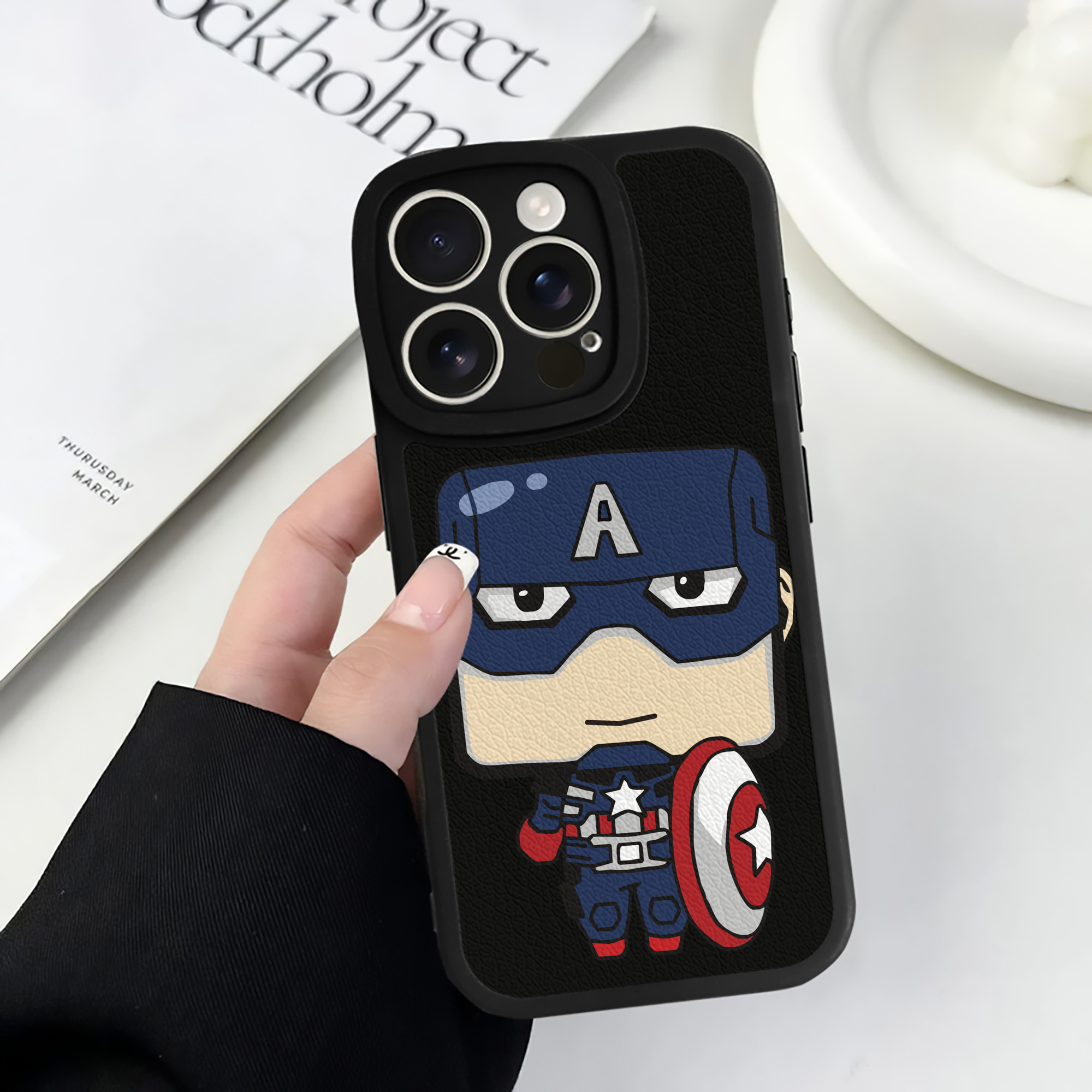 （画像用） アベンジャーズ The Avengers 【iPhone 16シリーズ対応】シリコンスマホケース（レザー調） 材質：シリコン